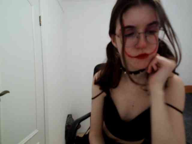 Sweet-Astarte webcam