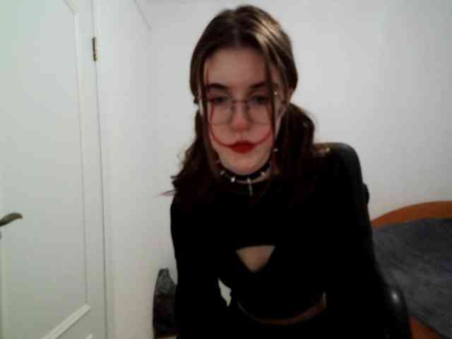 Sweet-Astarte webcam