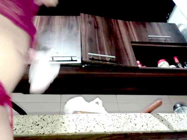 PetiteIvoryqueens webcam