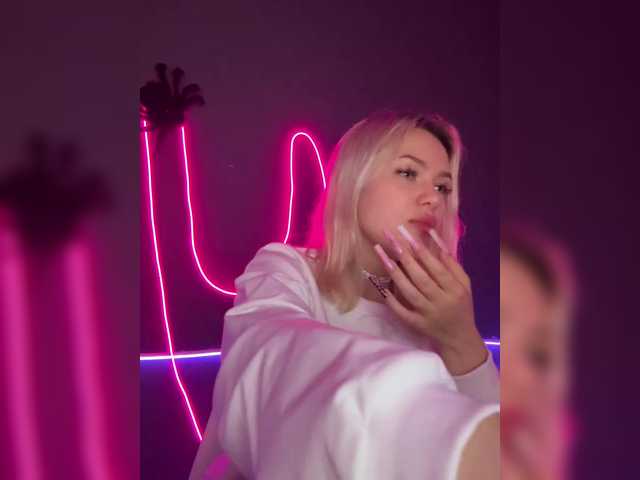 Entra en el chat con el modelo James-Eva0 James-Eva0