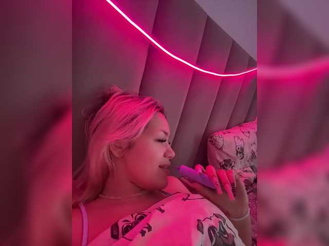 Entra en el chat con el modelo James-Eva0 James-Eva0