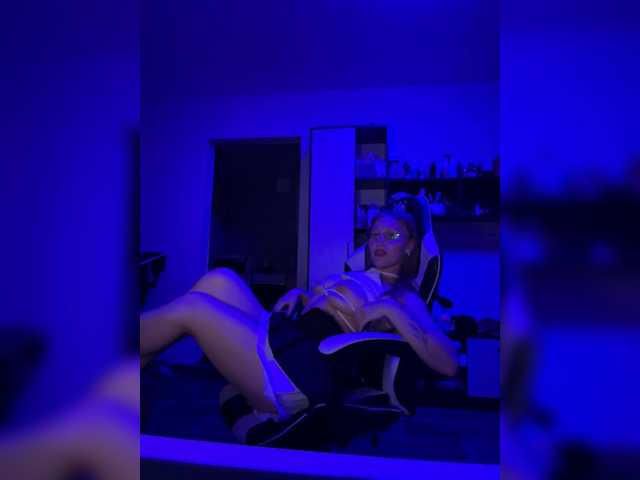 Entra en el chat con el modelo LoveStream69 LoveStream69