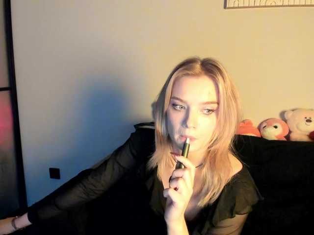 Vai a chattare su effieelfy effieelfy