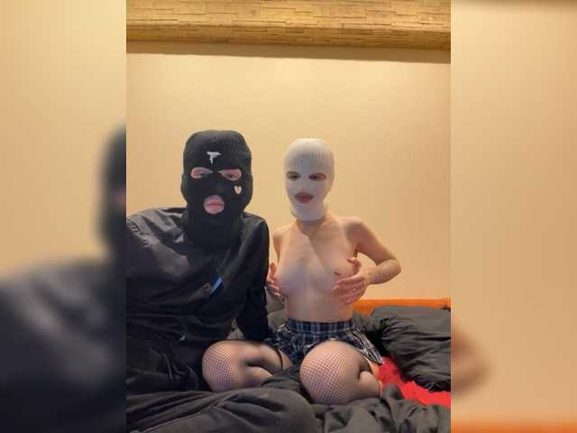 Entra en el chat con el modelo Angel-Demon12 Angel-Demon12