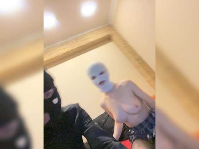 Entra en el chat con el modelo Angel-Demon12 Angel-Demon12