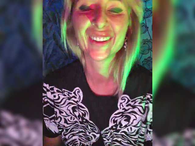 Entra en el chat con el modelo ARotikA ARotikA