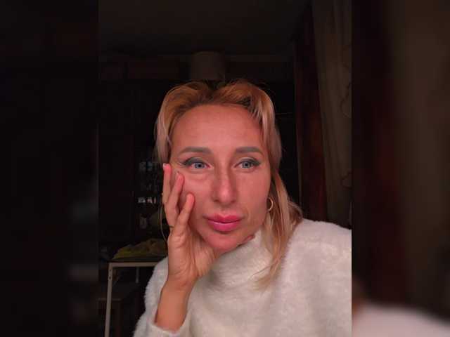 Entra en el chat con el modelo ARotikA ARotikA