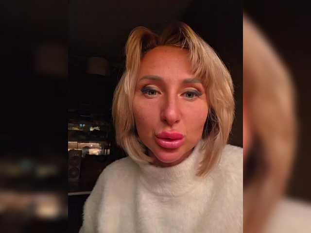 Entra en el chat con el modelo ARotikA ARotikA