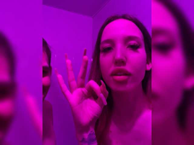 Entra en el chat con el modelo AdamandEva3 AdamandEva3