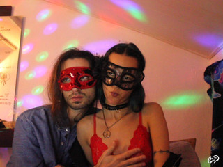 13 snimak modela -masked-couple-