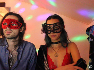 12 snimak modela -masked-couple-