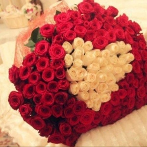 A huge bouquet of roses))) 