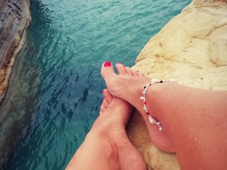 care to tickle me.. or will u let me tug U ? 