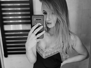 Wanna hold my? Cam ofc :>