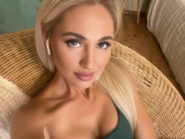 Watch  MisssMira live on cam at BongaCams