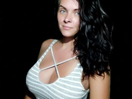 SexQueen11 live cam model at BongaCams