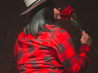 women also give roses.