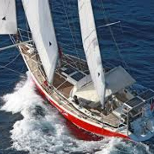 А small yacht for a round-the-world trip. Небольшая яхта для кругосветки.