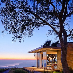 A Small house by the sea with a beautiful garden. Маленький домик у моря с красивым садом.