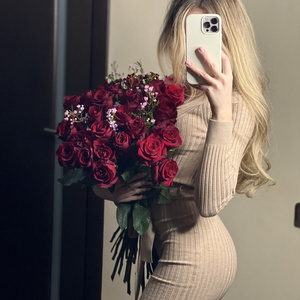 Подарить букет цветов. 3333 tokens. Give a bouquet of flowers.