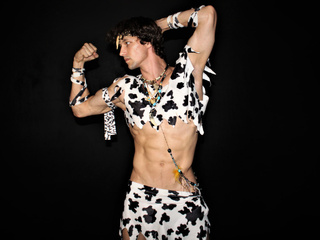 Put on the outfit of the king of Papuans 1400