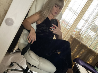 Черный велюровый комбинезон и длинные шпильки