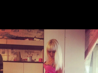 В розовом платье, чулочках и розовых шпильках