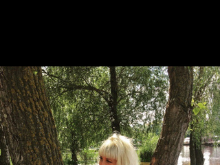 На пляжу, в розовом парео