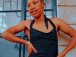Watch Queenbee212 live on cam on BongaCams