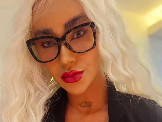 MiaBrunette