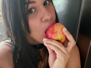 would you eat my apple? 😏🍎