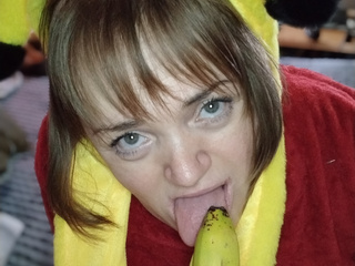 Пикачу с бананом