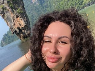 I Am A Brunette And I'm A Camming Desirable Gal 2