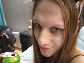 Киска Эвелина курит и пьёт  на развратной кроватке