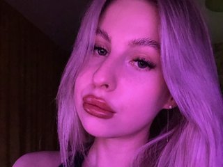 I'm 18 Years Old, My Name Is AlissXDream