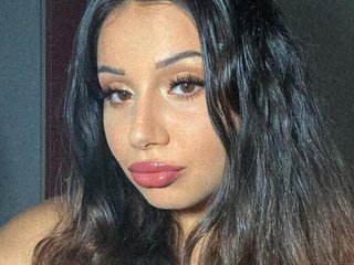 I Am A Brunette, I'm A Live Cam Gorgeous Bimbo! I'm 19 Years Old