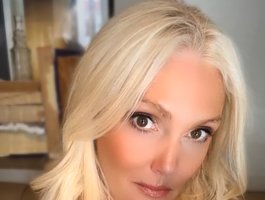 Watch DaisyHotwife live on cam on BongaCams