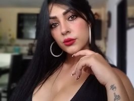 Watch  laura-greco live on cam at BongaCams