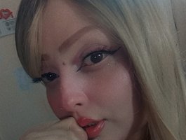 CurvyQueen live cam model at BongaCams
