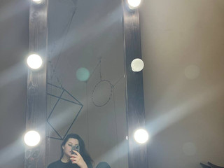 stuck to the mirror)