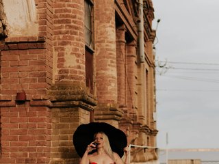 I Am A Blonde, 30 Is My Age! People Call Me SerenaHole