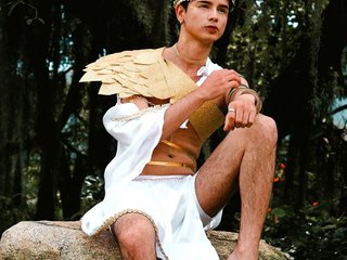 I Live In Medellin! My Model Name Is Kendall-ross, My Age Is 25 Yrs Old