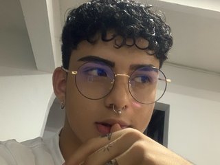 I Am A Brunette! People Call Me Kevitto And I'm 19 Years Of Age
