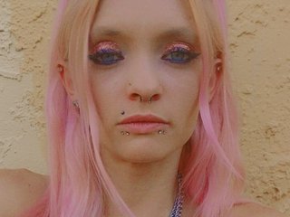 I'm 28 And I Live In Tampa, I Am A Blonde