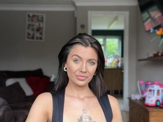 I Am A Brunette! A Camming Horny Lady Is What I Am! 26 Is My Age