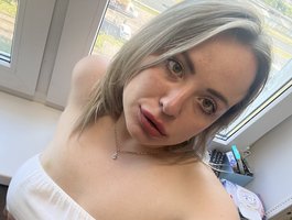 HollyDoll