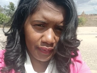 I Am A Brunette! My Name Is Pascalinemada And I'm 31