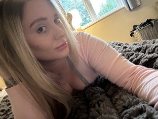 I'm A Webcam Seductive Female, I Am A Blonde! My BongaCams Name Is Francis-Digby