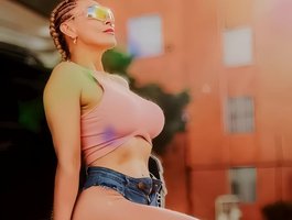 louise-Mikk live cam model at BongaCams
