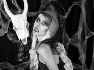 🌹 Kiss me before the moon fades